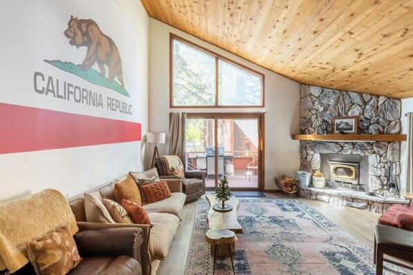 Smart TV, fireplace - Pet friendly nordic mountain escape-3 full bedrooms close to everything! (Mammoth Lakes)