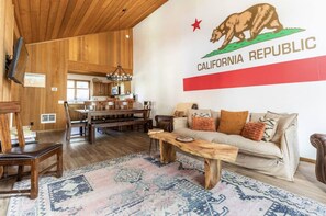 Smart TV, fireplace - Pet friendly nordic mountain escape-3 full bedrooms close to everything! (Mammoth Lakes)