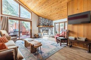 Smart TV y chimenea 