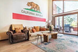 Interior - Pet friendly nordic mountain escape-3 full bedrooms close to everything! (Mammoth Lakes)