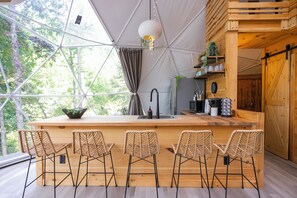 Full-size fridge, microwave, stovetop, dishwasher