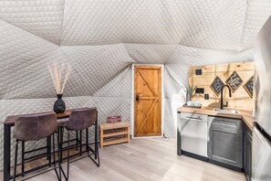 Réfrigérateur, four à micro-ondes, surface de cuisson, lave-vaisselle