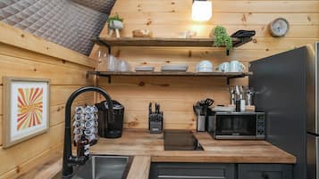 Een koelkast, een magnetron, een kookplaat