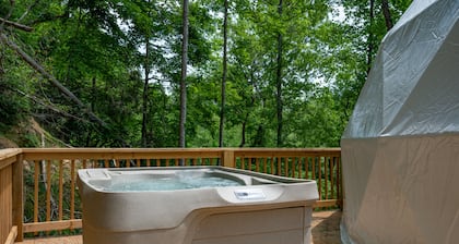 📚😇 GLAMPING DOME WITH PRIVATE BATHROOM AND HOT TUB!