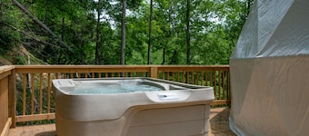 📚😇 GLAMPING DOME WITH PRIVATE BATHROOM AND HOT TUB!