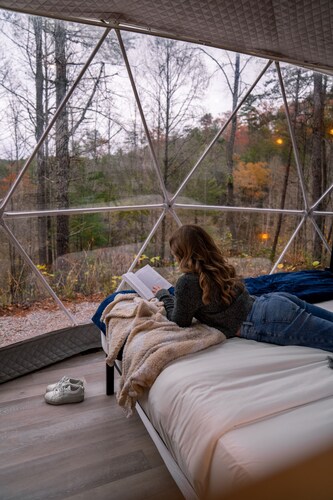 📚😇 GLAMPING DOME WITH PRIVATE BATHROOM AND HOT TUB!