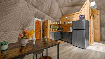 Køleskab, mikrobølgeovn, kogeplade, kaffe-/temaskine