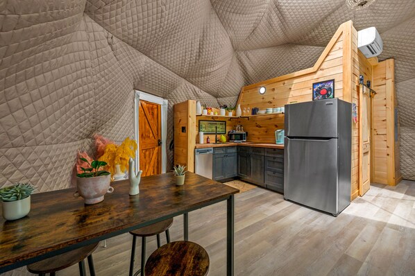 Refrigerador, microondas, parrilla de estufa y cafetera y tetera 