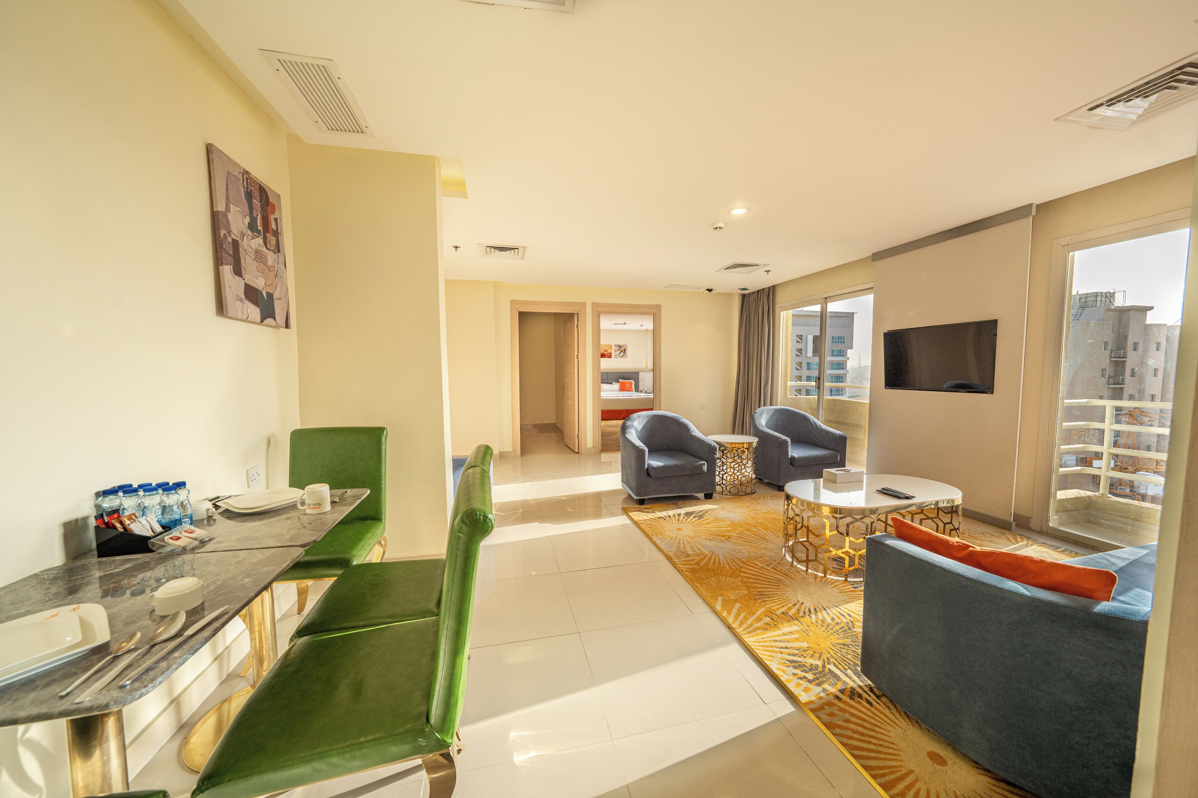 Royal-Apartment, 4 Schlafzimmer | Essbereich im Zimmer