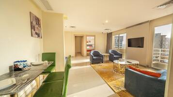 Apartemen Royal, 4 kamar tidur | Makan di kamar