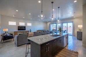 Interior - Arcadia 46 🌺 PRIVATE Fire Pit + Hot Tub! Arcade * Air Hockey * Sleeps 27 (Santa Clara)