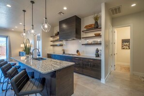 冷蔵庫、電子レンジ、オーブン、コンロ