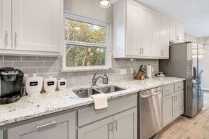 Fridge, microwave, oven, stovetop - Ridgewood | Luxury Home just 5 min from Main St! (Fredericksburg)