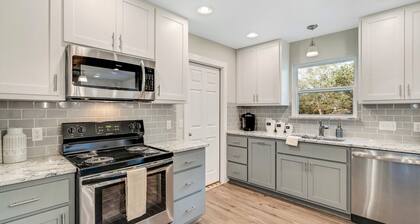 Ridgewood: Luxury Home just 5 min from Main St!