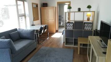 Smart-tv, een open haard en boeken