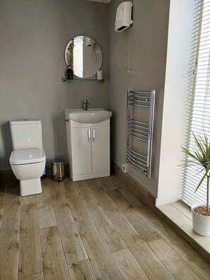 Een douche, een haardroger, handdoeken, toiletpapier