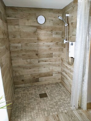 Een douche, een haardroger, handdoeken, toiletpapier