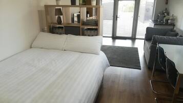 1 slaapkamer, een bureau, een strijkplank/strijkijzer, reisbedje