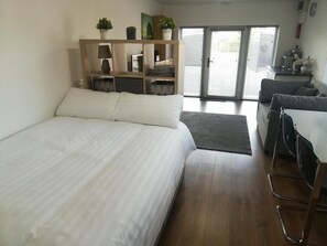 1 slaapkamer, een bureau, een strijkplank/strijkijzer, reisbedje