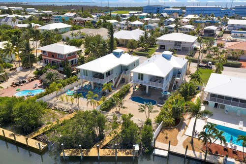 Beautiful 4 Bedroom/3 Bath Home w/Private Pool,40 ft. Dock near Sombrero Beach!