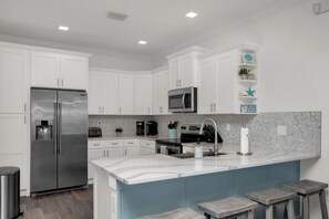 Geladeira, micro-ondas, fogão, cooktop