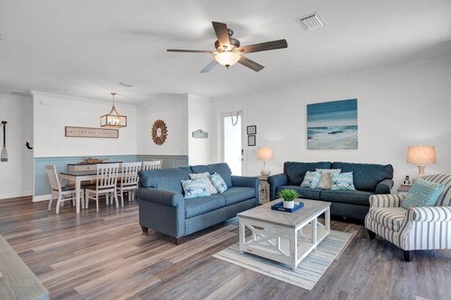 Beautiful 4 Bedroom/3 Bath Home w/Private Pool,40 ft. Dock near Sombrero Beach!