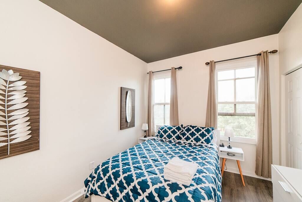 1 slaapkamer, een bureau, een strijkplank/strijkijzer, reisbedje