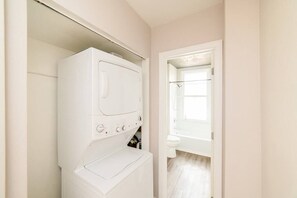Bathtub, hair dryer, towels, shampoo - Comfortable and Walkable - Off-Street Parking (Pittsburgh)