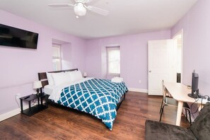 1 bedroom, desk, iron/ironing board, WiFi - Comfort Suite - Walkable - GroupStay (Pittsburgh)