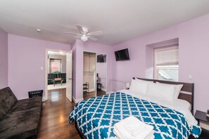 1 bedroom, desk, iron/ironing board, WiFi - Comfort Suite - Walkable - GroupStay (Pittsburgh)