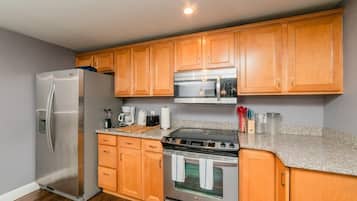 Coffee/tea maker, fridge, microwave, oven