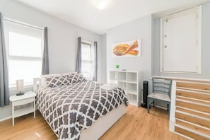 2 bedrooms, desk, iron/ironing board, travel crib - Parking - Walkable - GroupStays - Washer (Pittsburgh)