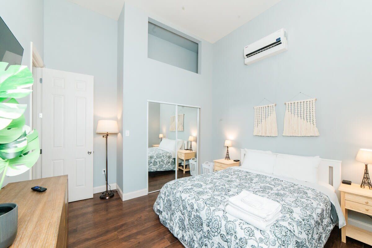 1 slaapkamer, een bureau, een strijkplank/strijkijzer, reisbedje