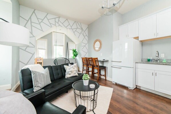 TV, peis og kontorer