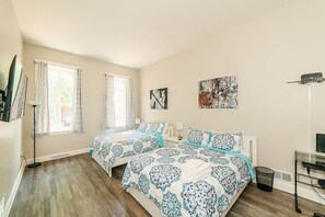 Desk, iron/ironing board, WiFi, bed sheets - Studio Suite - No Steps - Walkable & Free Parking (Pittsburgh)
