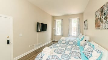 Desk, iron/ironing board, WiFi, bed sheets