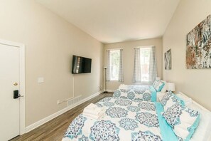 Desk, iron/ironing board, WiFi, bed sheets - Studio Suite - No Steps - Walkable & Free Parking (Pittsburgh)
