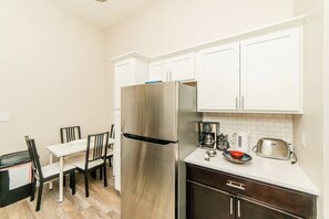 Fridge, microwave, oven, stovetop - Studio Suite - No Steps - Walkable & Free Parking (Pittsburgh)