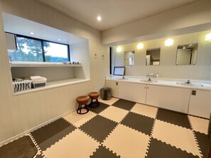 Vila com design assinado, para n ão fumantes | Pia do banheiro