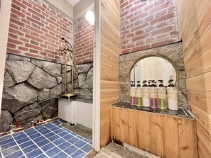 Signature-Villa, Nichtraucher | Badezimmer | Badewanne und Dusche (separat), Quellwasserbad
