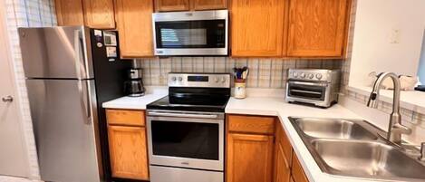 冰箱、微波炉、烤箱、炉灶