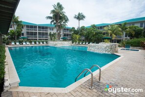 Outdoor pool - Seven Mile Beach Resort, Grand Cayman (George Town)
