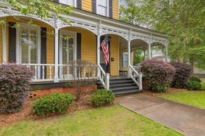 Exterior - The Tiny Home and the Mansion! Bumblebee Comfort (Columbus)