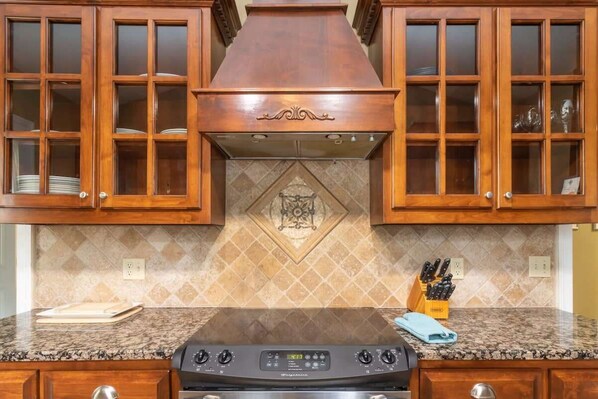 Fridge, microwave, oven, stovetop - The Tiny Home and the Mansion! Bumblebee Comfort (Columbus)