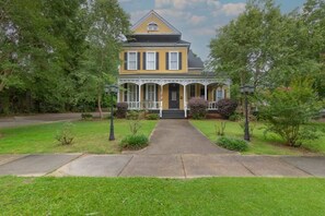 Exterior - The Tiny Home and the Mansion! Bumblebee Comfort (Columbus)