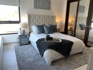 5 Schlafzimmer, Schreibtisch, Bügeleisen/Bügelbrett, Reisekinderbett