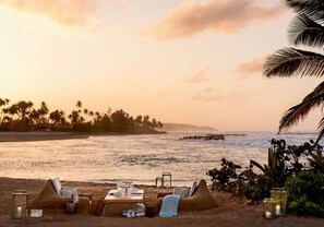 ビーチの近く、サンラウンジャー、ビーチタオル