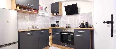 Fridge, oven, stovetop, dishwasher