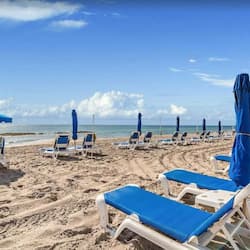 Plage, chaises longues, serviettes de plage