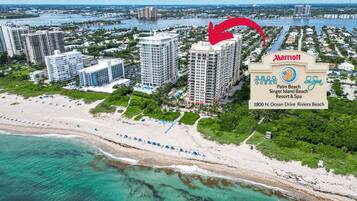 Aan het strand, ligstoelen aan het strand, strandlakens